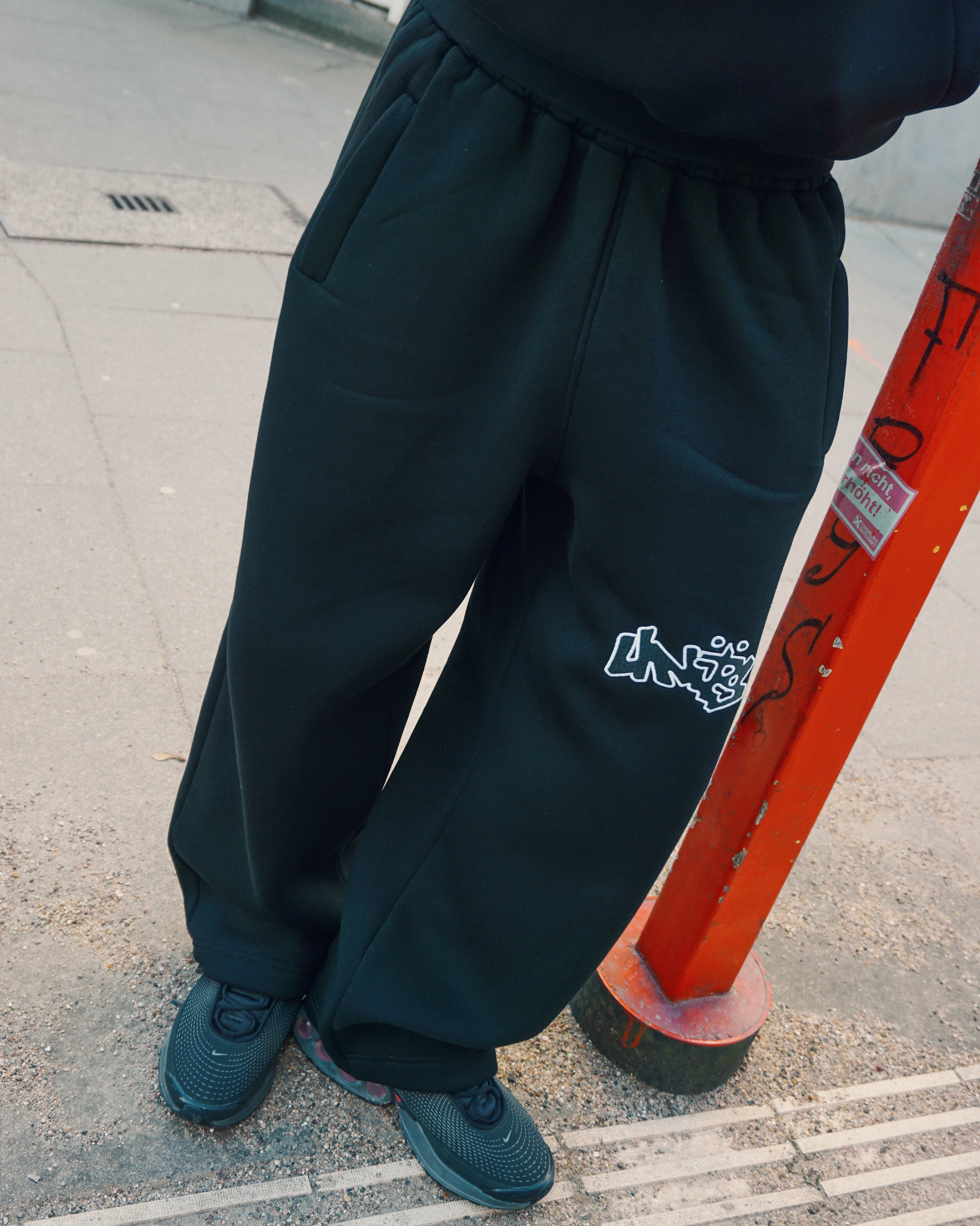 UNITS SWEATS BLACK
