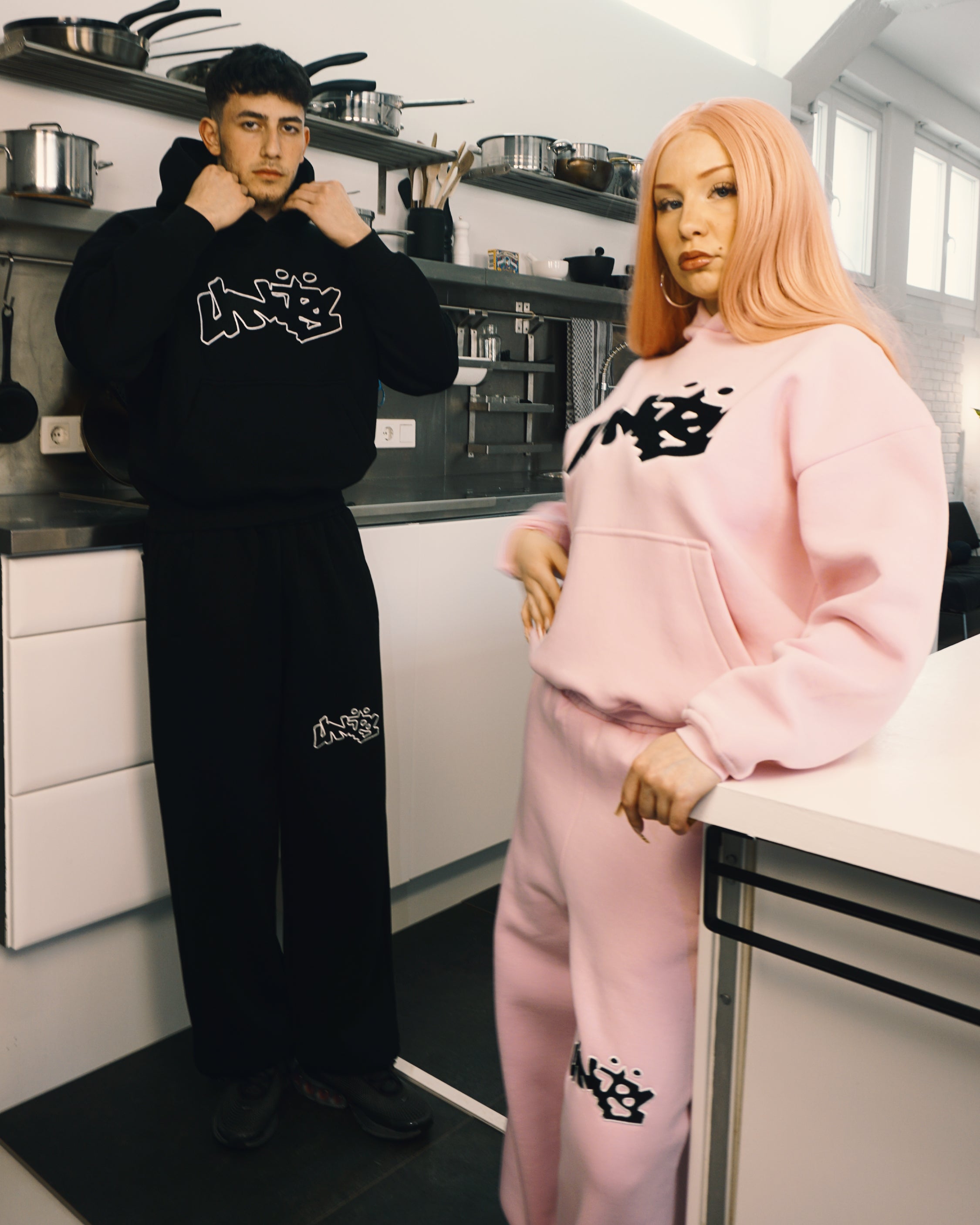 UNITS HOODIE BLACK