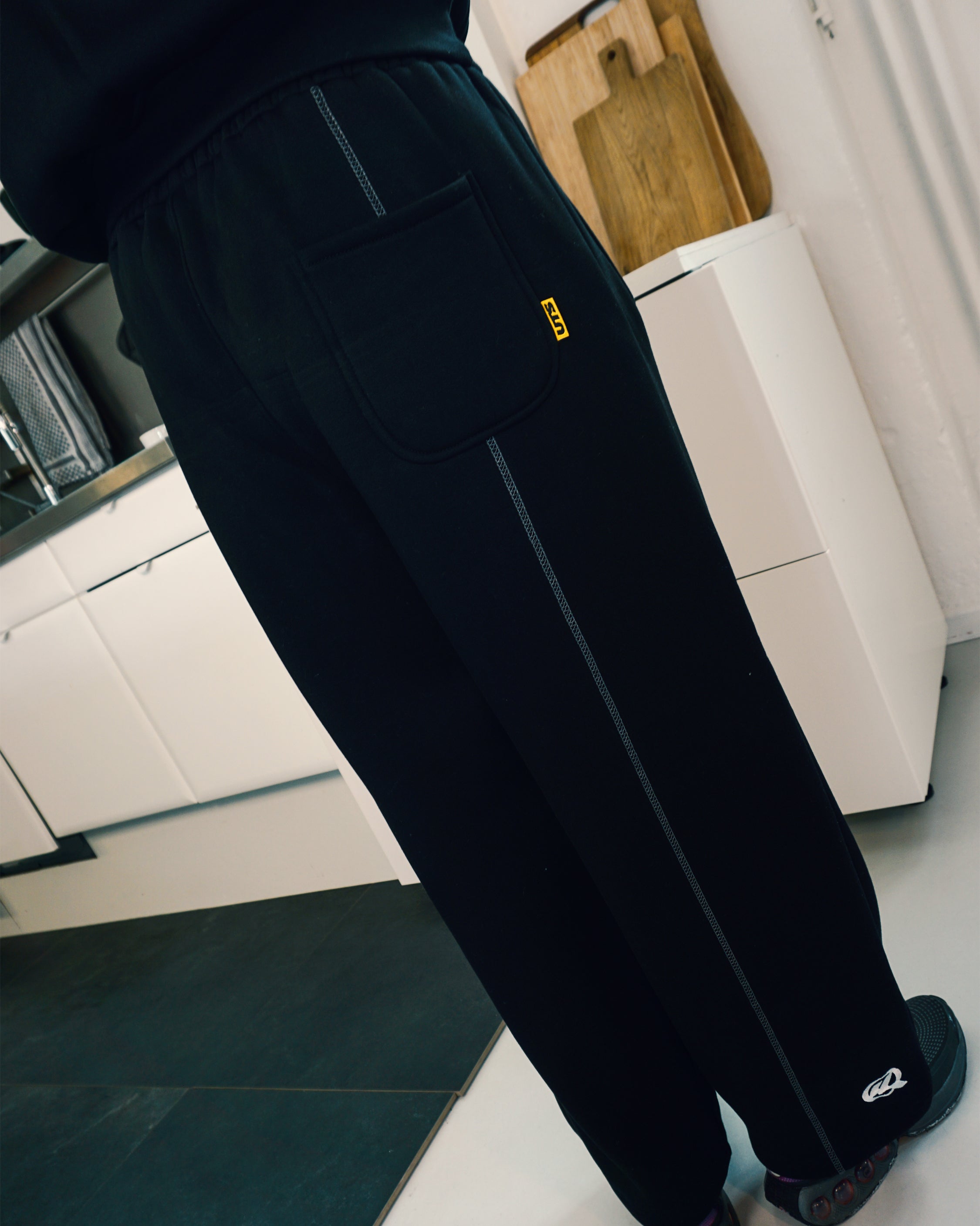 UNITS SWEATS BLACK